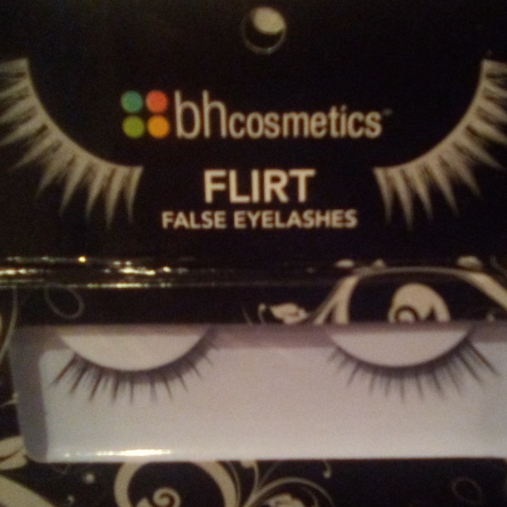 Fake Lashes - Picture 2 of 3